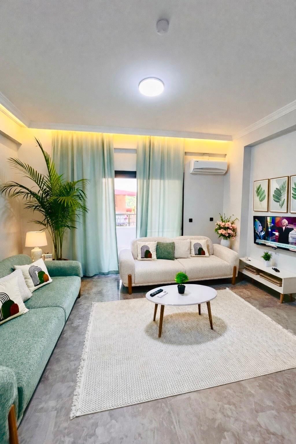 Deluxe-Haus, Balkon, Stadtblick | Wohnbereich | 43-Zoll-Smart-TV mit Satellitenempfang