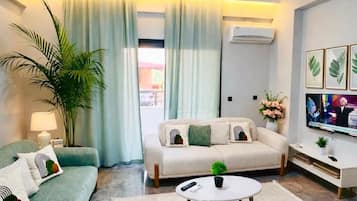 Deluxe-Haus, Balkon, Stadtblick | Wohnbereich | 43-Zoll-Smart-TV mit Satellitenempfang