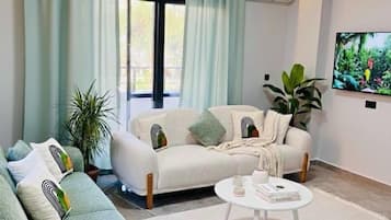 Deluxe-Haus, Balkon, Stadtblick | Wohnbereich | 43-Zoll-Smart-TV mit Satellitenempfang