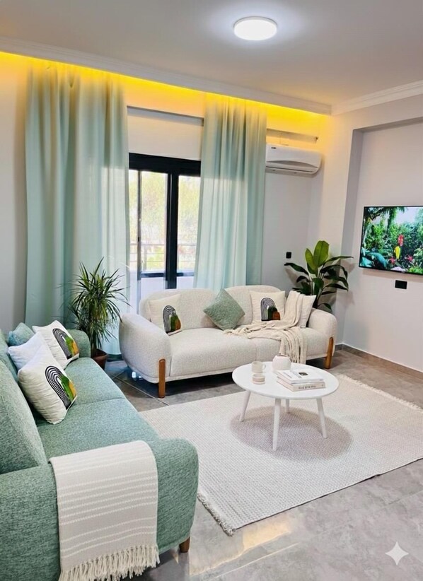 Deluxe House, Balcony, City View | Living area | 43-inch Smart TV with satellite channels - ARSUZ BOHEM SUIT (ARSUZ)