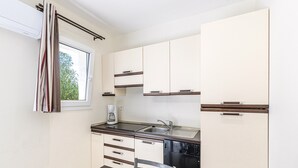 Apartment | Private kitchen - Coastal and Garden Living in Corsica (Sari-Solenzara)