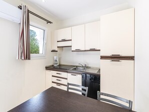 Private kitchen - Coastal and Garden Living in Corsica (Sari-Solenzara)