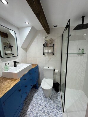 Shower, hair dryer, towels, soap - Dorset Home (West Lulworth)