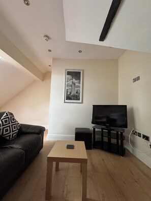 Smart TV - Relaxing En-Suite Apartment with Private Lounge, Kitchen and Parking (Sheffield)