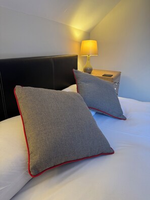 1 bedroom, free WiFi, bed sheets - Relaxing En-Suite Apartment with Private Lounge, Kitchen and Parking (Sheffield)