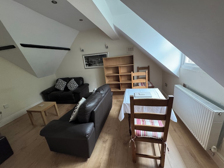 Relaxing En-suite Apartment With Private Lounge, Kitchen And Parking - Sheffield