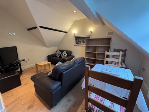 Relaxing En-Suite Apartment with Private Lounge, Kitchen and Parking
