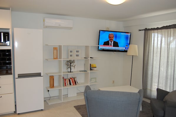 Villa, 4 Bedrooms, Accessible, Smoking | Living room | Books - Villa Monte Alegrete With sea View (Faro)