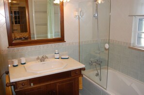 Villa, 4 chambres, accessible aux personnes à mobilité réduite, fumeur | Salle de bain