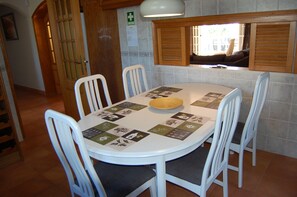 Villa, 4 chambres, accessible aux personnes à mobilité réduite, fumeur | Salle à manger