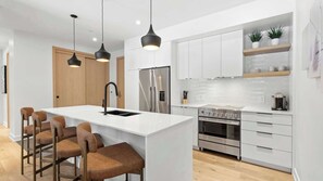 Jääkaappi, mikroaaltouuni, uuni, astianpesukone