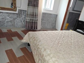 Iron/ironing board, internet, bed sheets