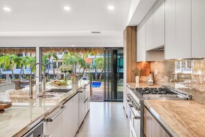 Fridge, microwave, oven, stovetop - Waterfront / Heated Pool / Las Olas / Lido Key / Residence (Fort Lauderdale)