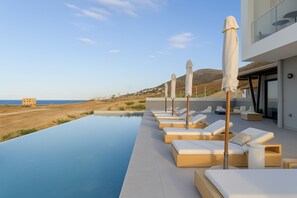 House - Villa Luxury Heaven - With Heated Pool (Mylopotamos)