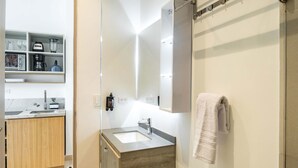 A modern bathroom with a sink, mirror, and towel rack. - w Startling Loft in the Heart of Bocagrande (Cartagena)