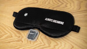A black sleep mask with "ALWAYS DREAMING" text and a small container with earplugs. - w Spotless Loft in the Heart of Bocagrande (Cartagena)