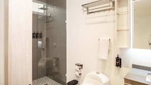 A modern bathroom with a glass-enclosed shower, a toilet, a sink, and a towel rack. - w Spotless Loft in the Heart of Bocagrande (Cartagena)