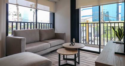 w Graceful 1BR w/ Perfect Balcony in Miraflores