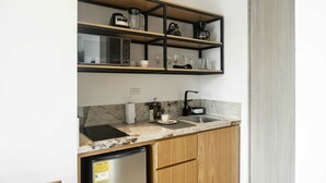 A compact kitchen with a built-in microwave, a coffee maker, and a sink. - w Signature Loft in the Heart of Bocagrande (Cartagena)