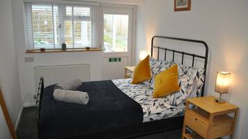 1 slaapkamer, een bureau, een strijkplank/strijkijzer, reisbedje