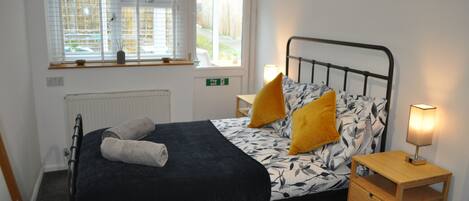 1 chambre, bureau, fer et planche à repasser, lit parapluie