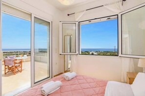 Caja de seguridad en la habitación y tabla de planchar con plancha 