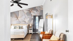 A bedroom with a bed, nightstand, and seating area. - Spacious 4-bedroom house with golf, Pool, Sauna, Jacuzzi & Firepit (Largo)