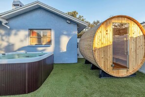 Outdoor spa tub - Spacious 4-bedroom house with golf, Pool, Sauna, Jacuzzi & Firepit (Largo)
