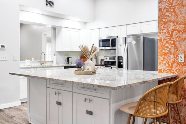 Fridge, microwave, oven, stovetop - Spacious 4-bedroom house with golf, Pool, Sauna, Jacuzzi & Firepit (Largo)