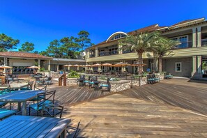 Outdoor dining - 5 Pine Court: Pet Friendly Home in Sea Pines. 3 Beds, 2 Baths, Sleeps 7 (Hilton Head Island)