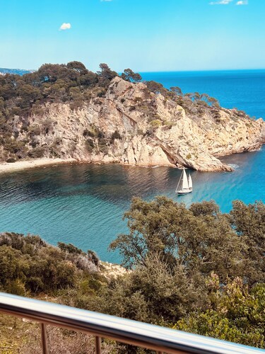 Located in a heavenly spot, with beach access and private parking!!!!