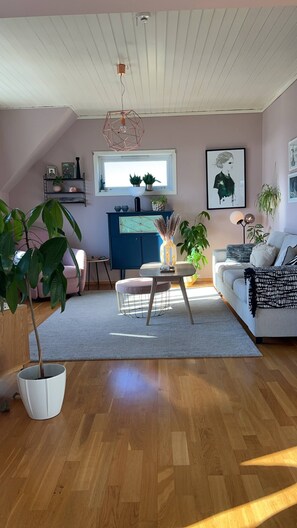 Books - Two-bedroom Apartment With Loft (Ålesund)