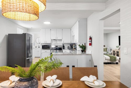 6 BR Game Home W/ Poker and Pool Tables