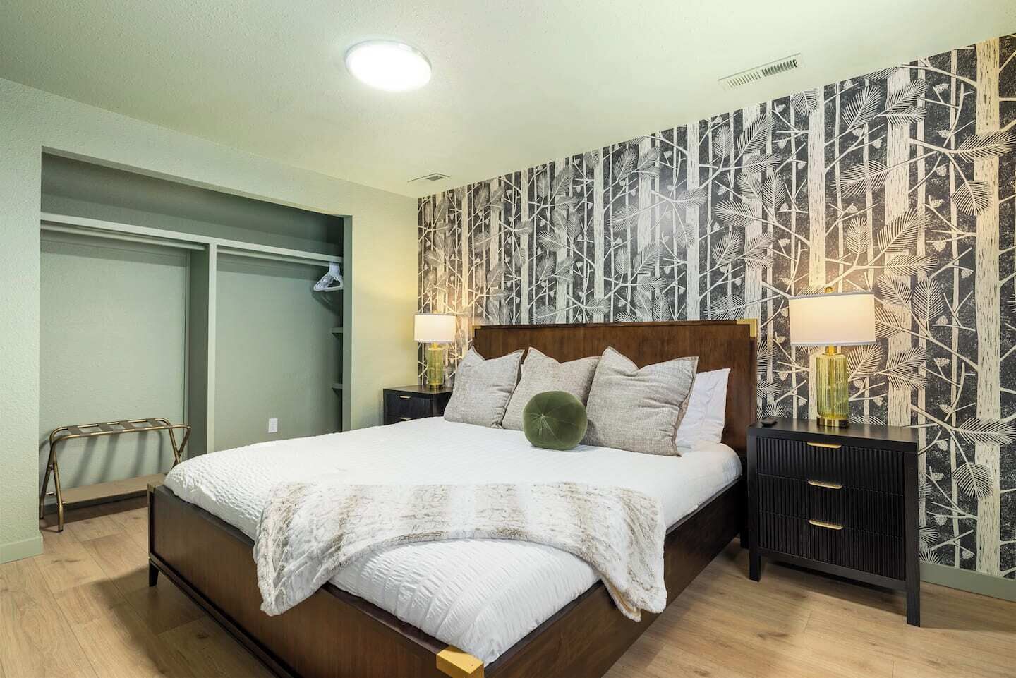 Escritorio, tabla de planchar con plancha, cuna de viaje y wifi gratis 