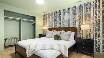 Escritorio, tabla de planchar con plancha, cuna de viaje y wifi gratis