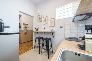 Private kitchen - Prime City Stay by Cloudkeys (Athens)