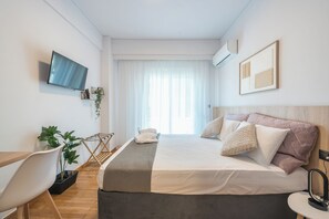 Appartement, balcon, vue sur la ville | Fer et planche à repasser, accès au Wi-Fi (inclus)