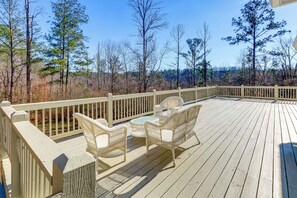 Interior - Private Lake & Trails: Secluded Woodstock Retreat (Woodstock)