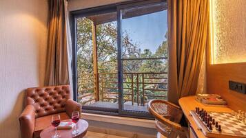 Superior Double Room with Balcony | Tende oscuranti, insonorizzazione, ferro/asse da stiro, Wi-Fi gratuito