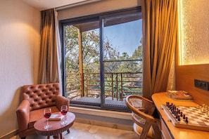 Superior Double Room with Balcony | Cortinas blackout, insonorización y tabla de planchar con plancha 