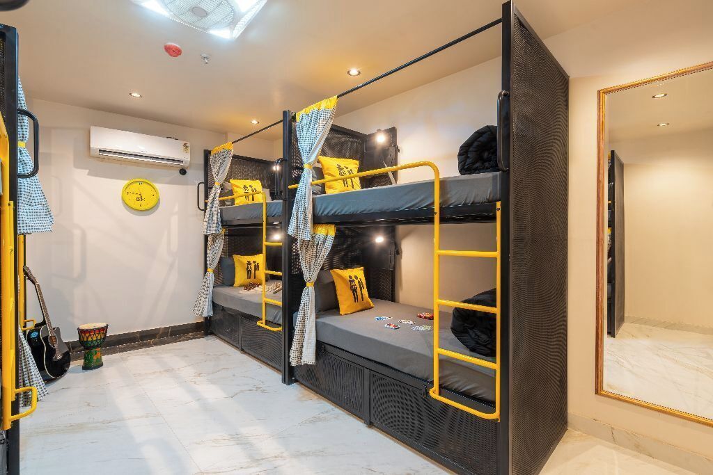 Cortinas blackout, tabla de planchar con plancha y wifi gratis 