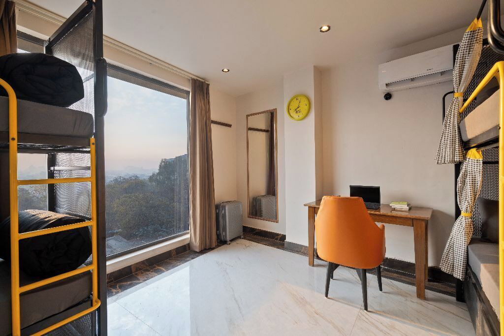 Cortinas blackout, tabla de planchar con plancha y wifi gratis 