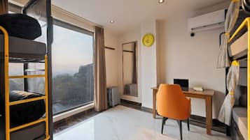 Bed in 10 Bed Mixed Dormitory - External Washroom | Rideaux occultants, fer et planche à repasser, Wi-Fi gratuit