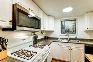 Interior - Willamette Valley Home on Working Horse Farm! (Scio)