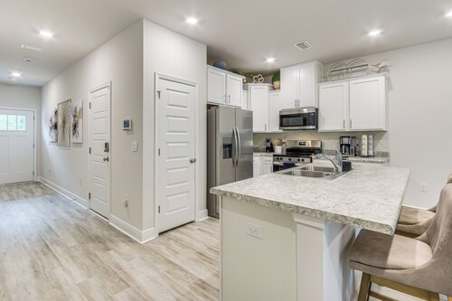 8 Mi to Dtwn Pensacola: Modern Escape w/ Patio!
