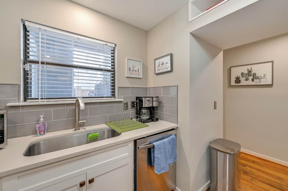 1 Mi to BOA Stadium! Walkable Condo w/ Porch