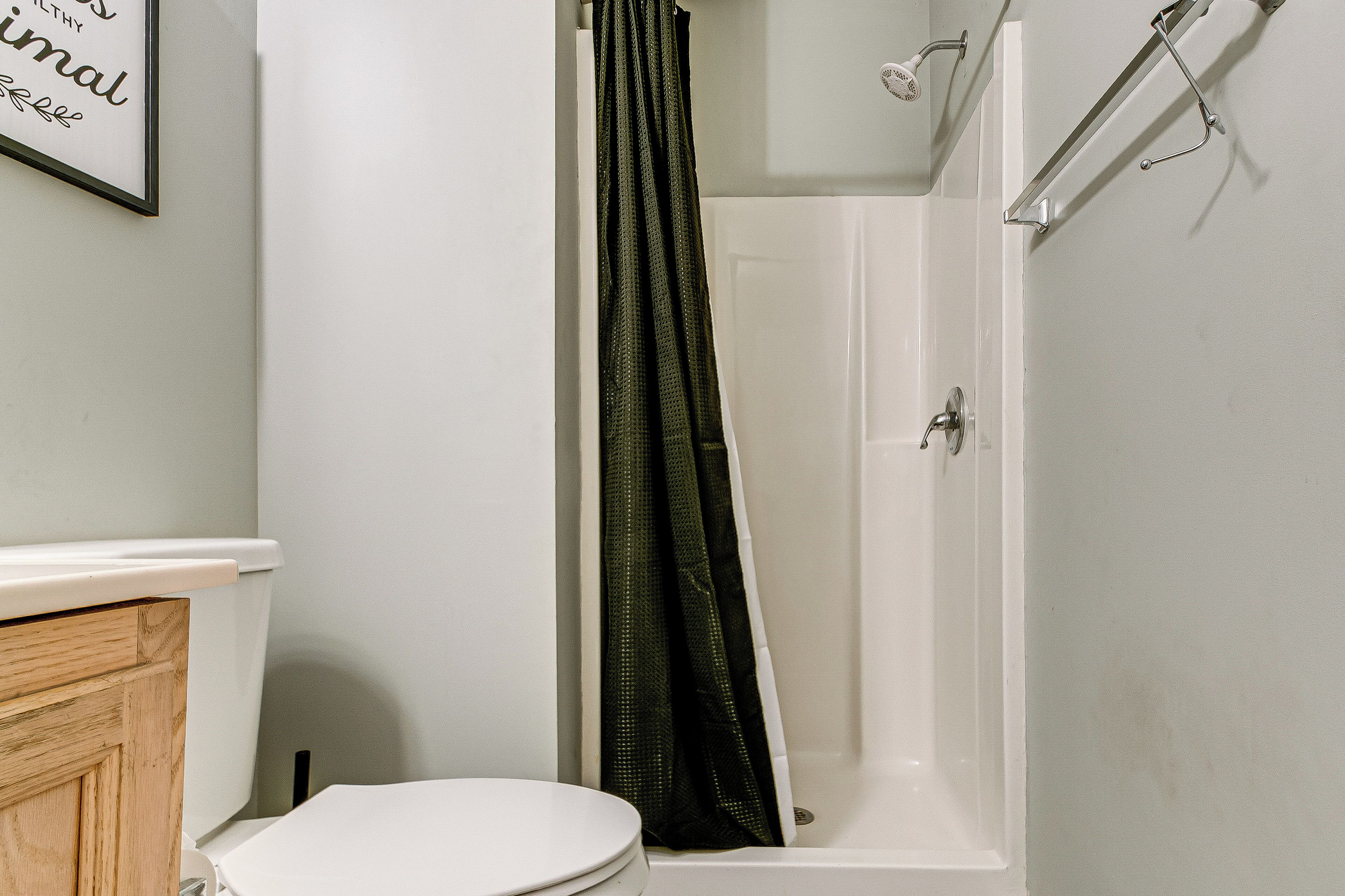 Ein Badezimmer mit Toilette, einer Duschkabine und einer Badewanne.
