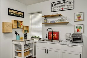 Apartment (0 Bedroom) | Interior - Golf, Shop & Unwind: Couple's Retreat in Naples! (Naples)