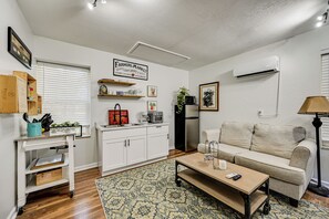 Apartment (0 Bedroom) | Front of property - Golf, Shop & Unwind: Couple's Retreat in Naples! (Naples)