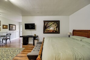 Apartment (0 Bedroom) | Interior - Golf, Shop & Unwind: Couple's Retreat in Naples! (Naples)